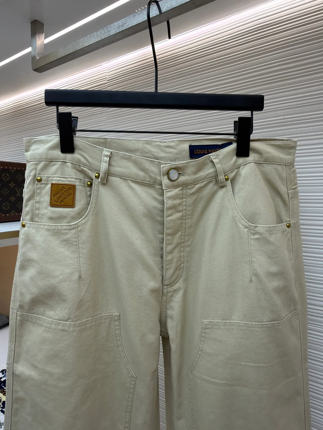 LOUIS VUITTON straight side pocket denim overalls ●Original version: Purchased and developed for 12999 ●Item number: 1681702-B05 ●Material: Pearl spun washed cotton fabric ●Technology: Overlocked production ●Color: Khaki ●Version: Fitted version ●Weight: about 700 grams ●Size: 46-48-50-52 ●Description: These Louis Vuitton straight side pocket overalls use garment washing technology to give the fabric a unique texture and retro charm. Customized leather labels highlight the brand's style and add luxurious details to the overall design. In terms of technology, high-quality cotton blended fabric is used and processed through multiple processes, which not only maintains the stiffness of the fabric, but also improves comfort and breathability. The trousers are carefully tailored, with a classic button design at the waist. The three-dimensional pockets on both sides are combined with a straight fit, which not only retains the practical function of overalls, but also shows a fashionable and casual style. The garment washing process gives the pants a natural distressed effect. Each pair of pants has a slightly different color and texture, giving it a unique personality. The customized leather label is the finishing touch. The exquisite embossing and delicate stitching reflect the brand's ultimate pursuit of details. Hand washing is recommended to maintain the texture and color of the fabric and avoid excessive wear. Due to different measurement methods, the error of 1-3 cm is within the normal range, ensuring comfort and fit. The overall wiring is straight and delicate, the fabric is comfortable and soft, and the color is consistent without color difference. It can be matched with the same style to create a fashionable look and control various occasions. Customized accessories, complete with three standards, same style for men and women!
